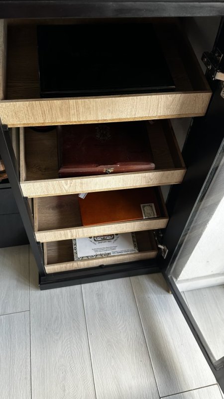 Tirane, shes SHITET KUTI E MADHE LUKSOZE HUMIDOR PER PURO CIGARE AKSESOR LAMBORGHINI SHUM E VECANT Permasat 100cm me 50cm 40cm 490 €