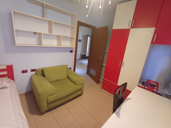 Jepet me qera apartament 2+1   600 € (ish ekspozita)