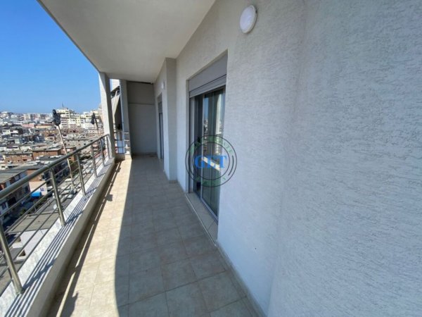 Durres, jepet me qera apartament 2+1+Ballkon Kati 10, 85 m² 400 € (Stacioni i Trenit, Durrës)