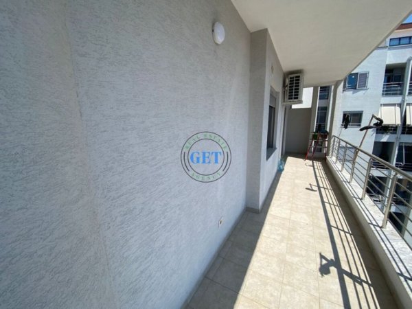 Durres, jepet me qera apartament 2+1+Ballkon Kati 10, 85 m² 400 € (Stacioni i Trenit, Durrës)