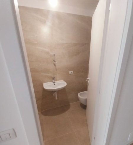 Tirane, jepet me qera apartament 2+1 Kati 4, 93 m² 800 € (Rruga e Kavajes)