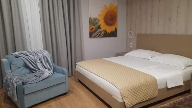 Korce, ofroj HOTEL and SUITES  ANTONETA  me 6 dhoma (ROOMS) e tre suita me xhakuzi(SUITES with jakuz . 60 Euro cift nata me  mengjes (Boboshtice )120