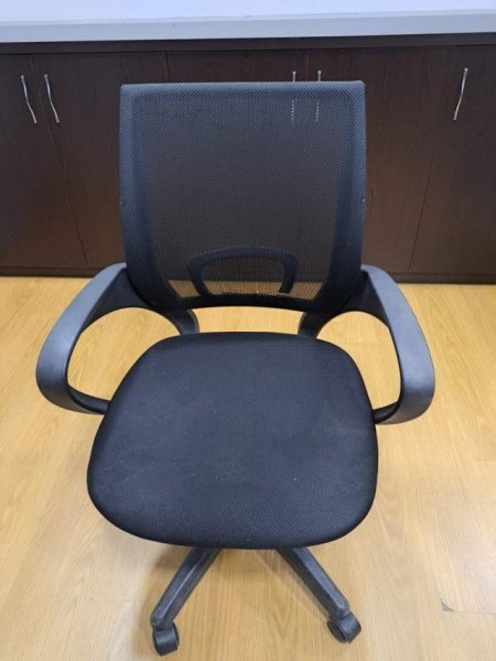 Tirane, Shes mobilje zyre. Tavoline + raft + 4 karrige +1 karrige ergonomike; 40.000 Leke