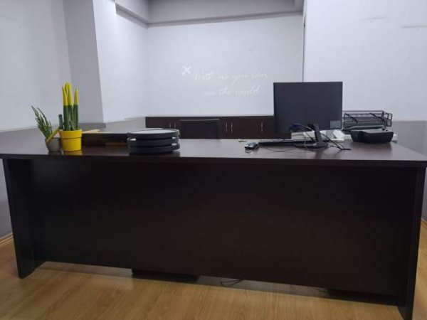 Tirane, Shes mobilje zyre. Tavoline + raft + 4 karrige +1 karrige ergonomike; 40.000 Leke