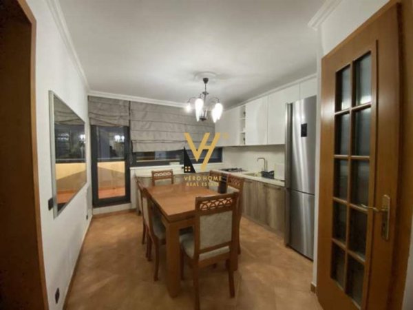 Tirane, jepet me qera apartament 3+1+Ballkon Kati 2, 140 m² 650 € (RRUGA FROSINA PLAKU)