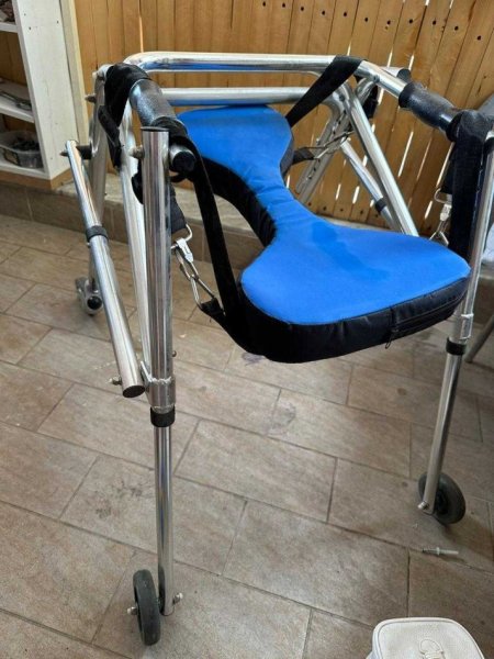 Tirane, shes Karroce per femije me probleme te ecuri 250 €