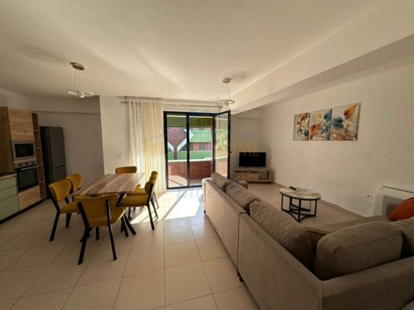 Tirane, jepet me qera apartament 3+1 Kati 4, 150 m² 750 € (KODRA E DIELLIT)