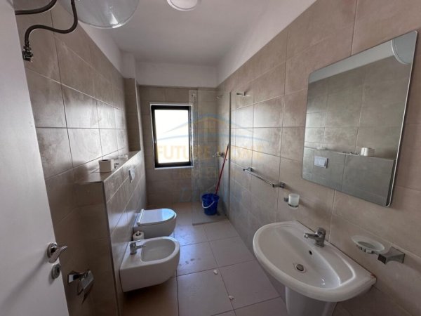 Tirane, jepet me qera apartament 3+1 Kati 4, 150 m² 750 € (KODRA E DIELLIT)