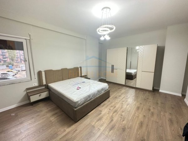 Tirane, jepet me qera apartament 2+1+Ballkon Kati 2, 120 m² 800 € (KOMUNA E PARISIT)