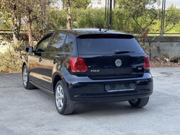 Tirane, shes makine VW POLO Nafte, blu e errët manuale Kondicioner 206.000 km 5.600 €