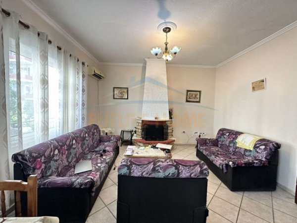 Tirane, jepet me qera apartament 3+1 Kati 2, 180 m² 450 € (UNAZA E RE)