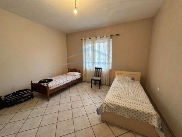 Tirane, jepet me qera apartament 3+1 Kati 2, 180 m² 450 € (UNAZA E RE)