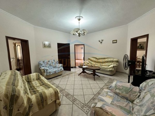 Tirane, jepet me qera apartament 3+1 Kati 2, 180 m² 450 € (UNAZA E RE)