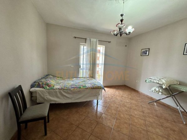 Tirane, jepet me qera apartament 3+1 Kati 2, 180 m² 450 € (UNAZA E RE)