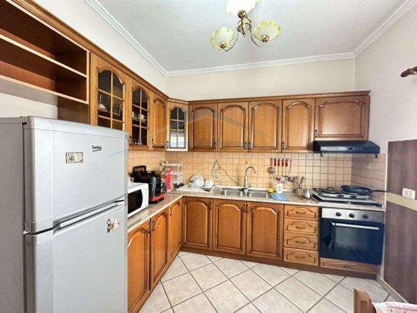 Tirane, jepet me qera apartament 3+1 Kati 2, 180 m² 450 € (UNAZA E RE)