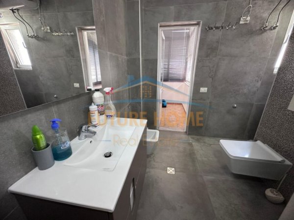 Tirane, jepet me qera apartament 3+1+Ballkon Kati 7, 142 m² 1.200 € (MYSLYM SHYRI)