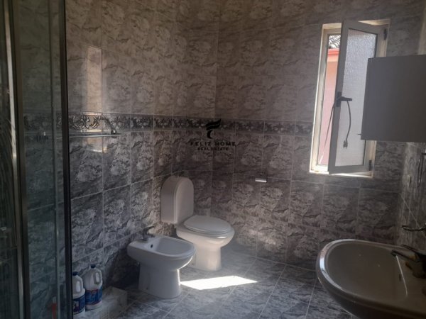 Tirane, jepet me qera apartament 2+1+Ballkon Kati 3, 135 m² 550 € (KOMUNA E PARISIT)