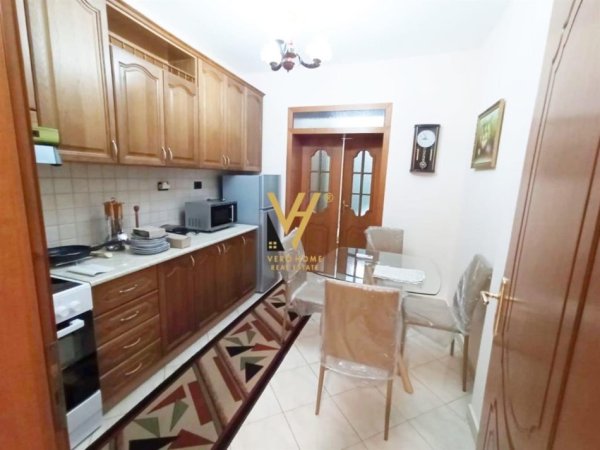 Tirane, jepet me qera apartament 2+1+Ballkon Kati 2, 90 m² 650 € (SHESHI WILLSON)
