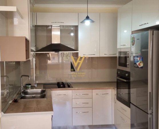 Tirane, jepet me qera apartament 2+1+Ballkon Kati 4, 110 m² 690 € (21 DHJETORI)