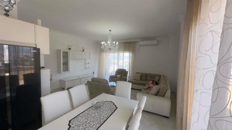 Tirane, jepet me qera apartament 3+1 Kati 5, 220 m² 600 € (Yrshek)