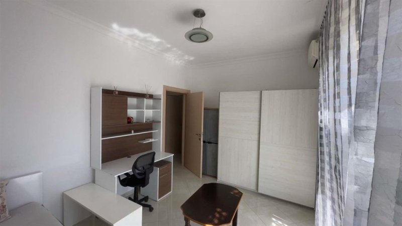 Tirane, jepet me qera apartament 3+1 Kati 5, 220 m² 600 € (Yrshek)