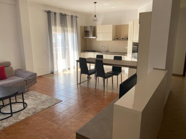Tirane, jepet me qera apartament 3+1 Kati 3, 140 m² 700 € (Qytet Studenti)