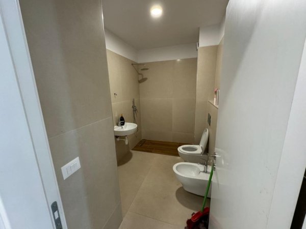 Tirane, jepet me qera apartament 1+1 Kati 4, 70 m² 450 € (QSUT)