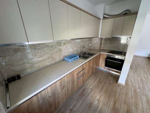 Tirane, shitet apartament 1+1+Ballkon Kati 2, 85 m² 145.000 € (5 Maji)