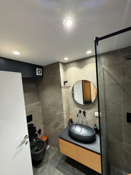 Tirane, jepet me qera apartament 1+1 Kati 4, 75 m² 900 € (KOMUNA E PARISIT)