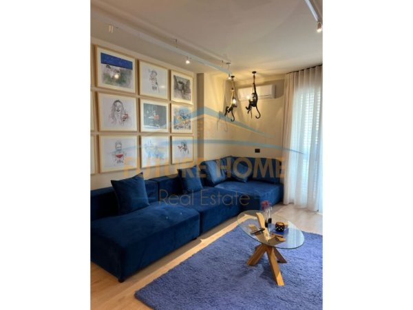 Tirane, jepet me qera apartament 1+1+Ballkon Kati 12, 76 m² 1.000 € (Ish Ekspozita)