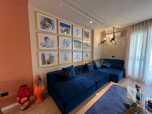 Tirane, jepet me qera apartament 1+1+Ballkon Kati 12, 76 m² 1.000 € (Ish Ekspozita)