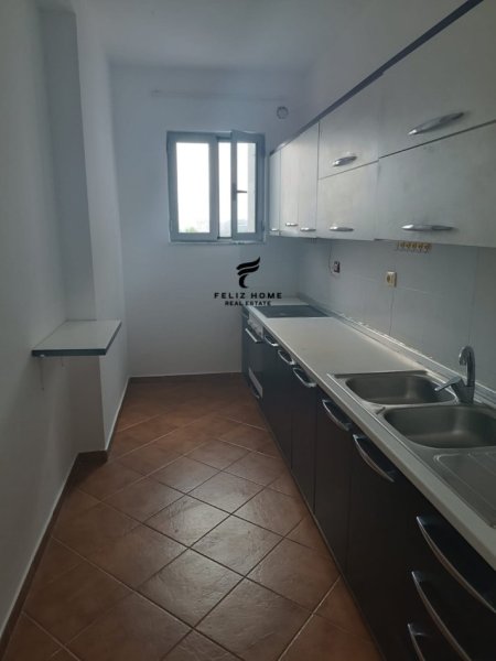 Tirane, jepet me qera apartament 3+1+Ballkon Kati 6, 175 m² 500 € (CASA ITALIA)