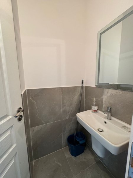 Tirane, shitet ambjent biznesi Kati 1, 42 m² 120.000 € (Rruga Kongresi i Manastirit)