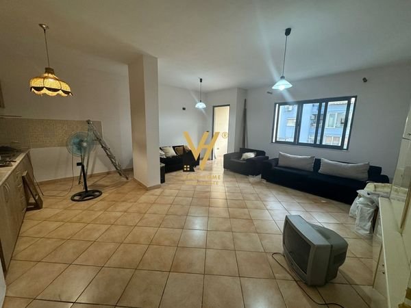 Tirane, jepet me qera apartament 2+1+Ballkon Kati 5, 115 m² 600 € (KOMUNA E PARISIT)
