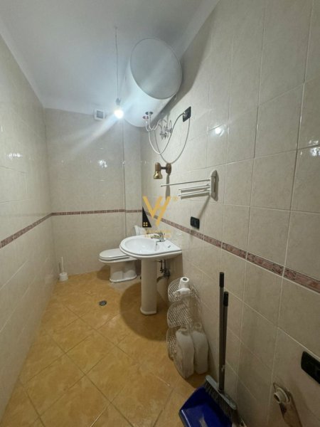 Tirane, jepet me qera apartament 2+1+Ballkon Kati 5, 115 m² 600 € (KOMUNA E PARISIT)