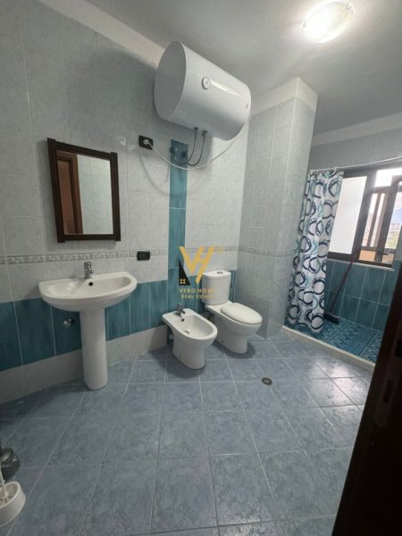 Tirane, jepet me qera apartament 2+1+Ballkon Kati 5, 115 m² 600 € (KOMUNA E PARISIT)