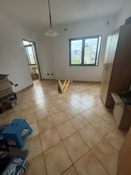 Tirane, jepet me qera apartament 2+1+Ballkon Kati 5, 115 m² 600 € (KOMUNA E PARISIT)