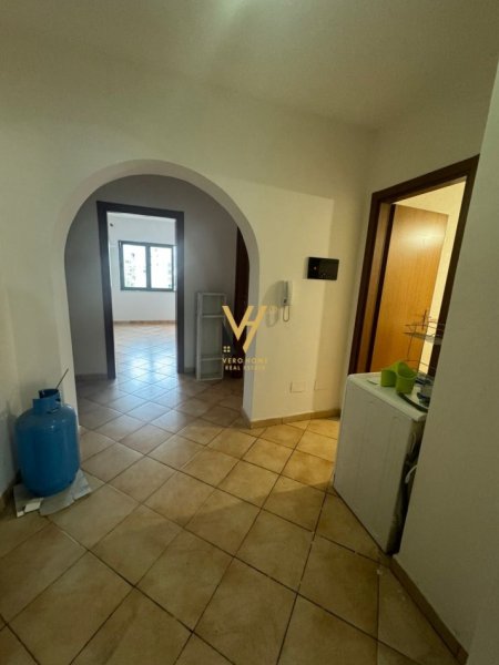 Tirane, jepet me qera apartament 2+1+Ballkon Kati 5, 115 m² 600 € (KOMUNA E PARISIT)