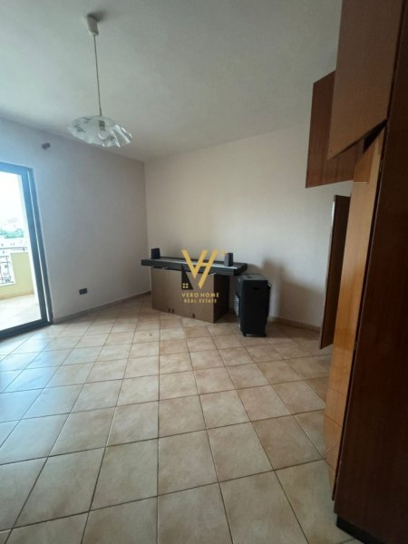 Tirane, jepet me qera apartament 2+1+Ballkon Kati 5, 115 m² 600 € (KOMUNA E PARISIT)