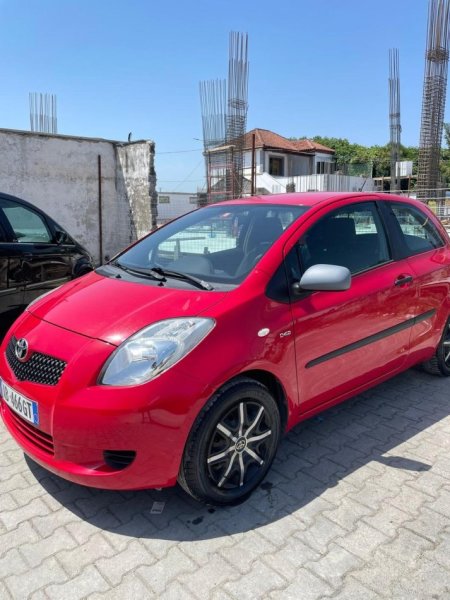 Fushe Kruje, Shes Makine Toyota Yaris 2007 Nafte, e Kuqe Manuale Kondicioner 297.000 km 3.200 €