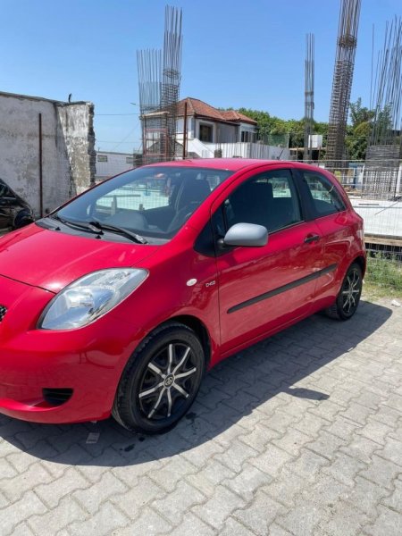 Fushe Kruje, Shes Makine Toyota Yaris 2007 Nafte, e Kuqe Manuale Kondicioner 297.000 km 3.200 €