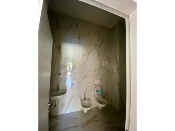 Tirane, jepet me qera apartament 2+1 Kati 1, 113 m² 700 € (Rruga e Dibrës, Kompleksi Arlis Farmacia 10)
