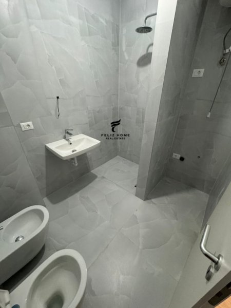 Tirane, jepet me qera apartament 2+1 Kati 7, 75 m² 350 € (ALI DEMI)