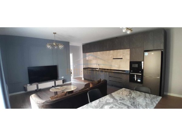 Tirane, jepet me qera apartament 1+1+Ballkon Kati 1, 80 m² 700 € (LIQENI I FARKES)