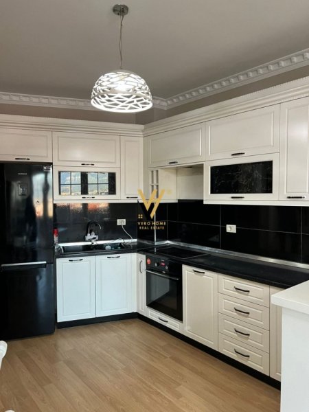 Tirane, jepet me qera apartament 2+1+Ballkon Kati 6, 120 m² 650 € (UNAZA E RE)