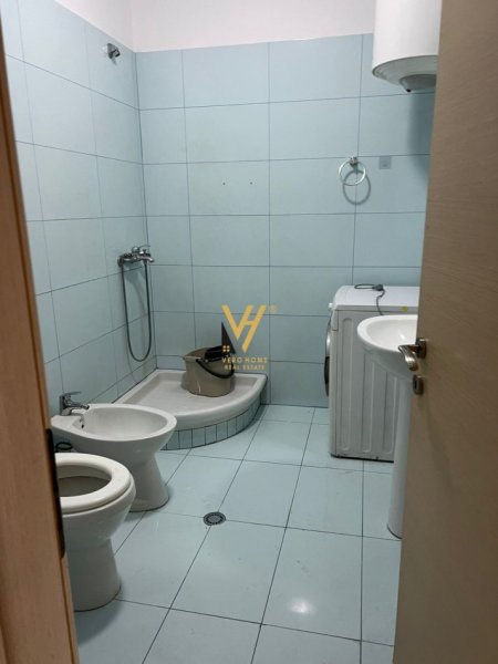 Tirane, jepet me qera apartament 2+1+Ballkon Kati 6, 120 m² 650 € (UNAZA E RE)