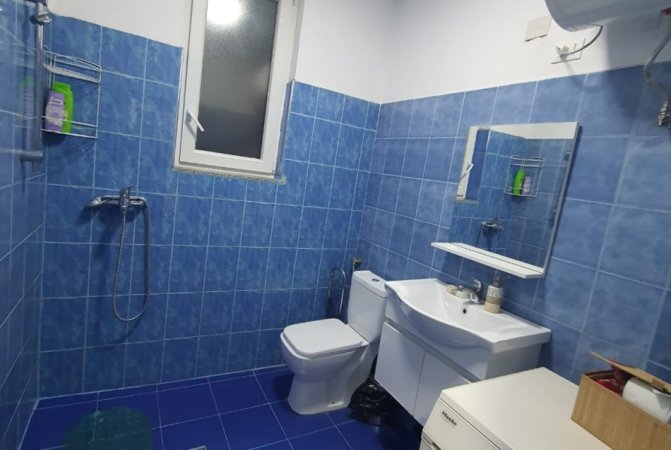 Tirane, jepet me qera apartament 1+1 Kati 1, 50 m² 550 € (Blloku)