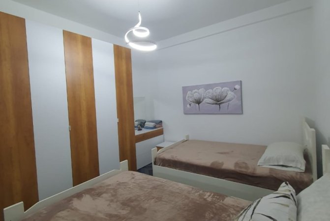 Tirane, jepet me qera apartament 1+1 Kati 1, 50 m² 550 € (Blloku)