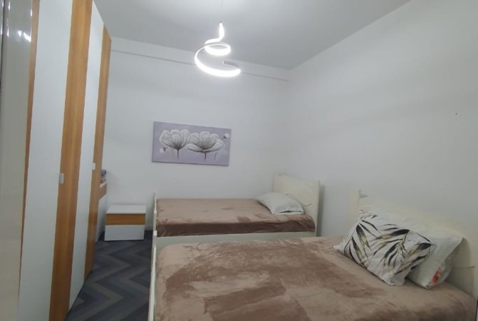 Tirane, jepet me qera apartament 1+1 Kati 1, 50 m² 550 € (Blloku)
