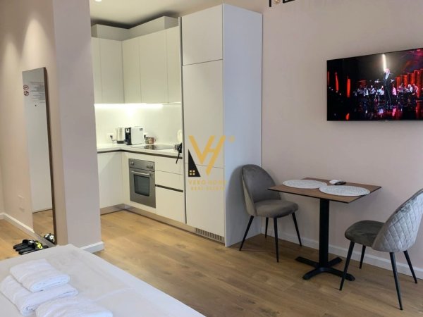 Tirane, jepet me qera apartament Kati 6, 45 m² 800 € (QENDER)